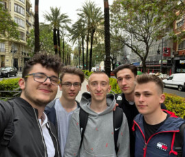 Grupa uczniów robi wspólne zdjęcie podczas pobytu Erasmus+ w Walencji.