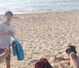 Uczniowie robią wspólne zdjęcie na plaży podczas wyjazdu Erasmus+ do Walencji.