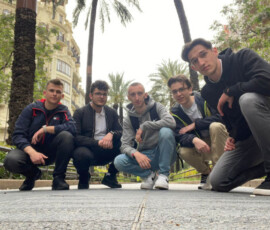 Uczniowie odpoczywają razem w parku podczas wyjazdu Erasmus+ do Walencji.