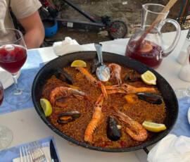 Paella podana na stole podczas wyjazdu Erasmus+ do Walencji.