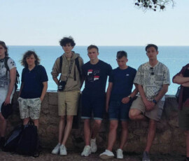 Grupa uczestników Erasmus+ pozuje na tle morza podczas wycieczki do Peñíscoli.