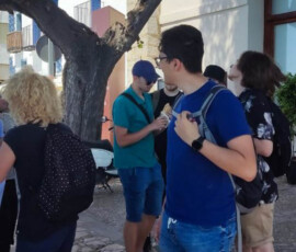 Uczeń stoi na wąskiej uliczce starego miasta podczas wycieczki do Peñíscoli.