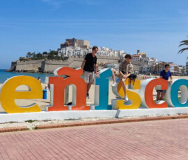 Kolorowy napis „Peñíscola” na nadmorskim placu podczas wycieczki Erasmus+.
