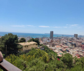 Rozległy widok na zabudowę Alicante i Morze Śródziemne z punktu widokowego.