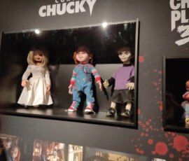 Figury postaci z serii „Chucky” prezentowane na wystawie filmowej w Alicante.