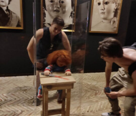 Uczniowie oglądają scenografię i eksponaty z filmów grozy na wystawie w Alicante.