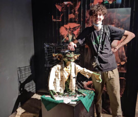 Uczeń stoi przy figurach z filmu „Gremlins 2” na wystawie poświęconej kinu.