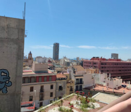 Panorama zabudowy centrum Alicante oglądana z punktu widokowego.