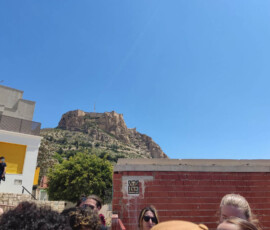 Widok zabudowy i skalistego wzgórza zamkowego w Alicante.