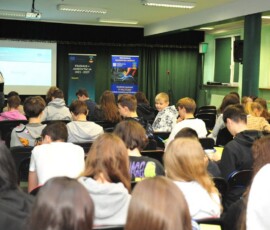 Uczniowie uczestniczą w prezentacji promującej zagraniczne mobilności Erasmus+.