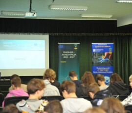 Sala pełna uczniów podczas spotkania o kolejnych wyjazdach w ramach programu Erasmus+.