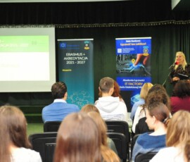 Uczniowie słuchają informacji o projekcie Erasmus+ podczas spotkania promocyjnego w ZSŁ.