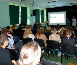 Uczniowie ZSŁ oglądają prezentację o możliwościach udziału w kolejnych mobilnościach Erasmus+.