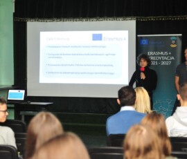 Prowadzący omawiają projekt Erasmus+ podczas spotkania informacyjnego dla uczniów ZSŁ.