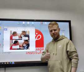 Pracownik prowadzi prezentację przy ekranie podczas zajęć zawodowych uczestników Erasmus+ w Walencji.