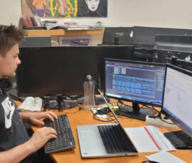 Uczeń pracuje przy laptopie i dodatkowym monitorze podczas praktyk zawodowych w Walencji.