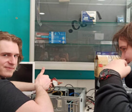 Uczeń wykonuje drobną naprawę sprzętu elektronicznego podczas praktyk zawodowych w hiszpańskiej firmie.