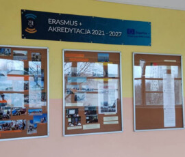 Tablica z fotografiami i materiałami prezentującymi rezultaty mobilności Erasmus+ Walencja 2022.