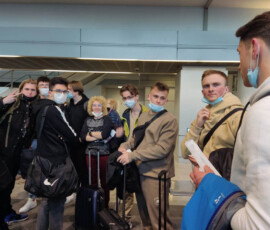 Uczestnicy mobilności Erasmus+ czekają z bagażami podczas podróży do Walencji.