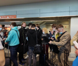 Grupa uczniów i opiekunów z bagażami podczas podróży na mobilność Erasmus+ do Walencji.