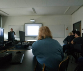 Nauczyciele obserwują zajęcia w sali komputerowej podczas job shadowing w Walencji.
