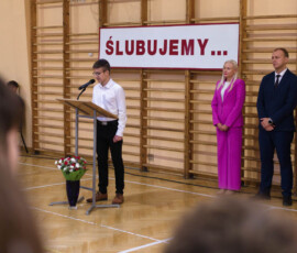 Uczeń przemawia przy mównicy podczas uroczystości ślubowania klas pierwszych ZSŁ
