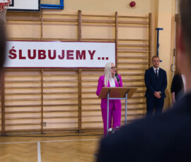 Przemówienie przy mównicy podczas uroczystości ślubowania klas pierwszych ZSŁ