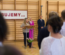 Osoba przemawia przy mównicy do uczniów podczas ślubowania klas pierwszych ZSŁ