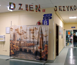 Dekoracja szkolnego korytarza na Dzień Języków 2026 z panoramą Londynu i napisem wydarzenia.