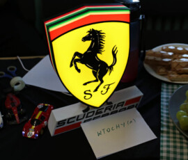 Znak Ferrari i elementy włoskiego stoiska z przekąskami podczas Dnia Języków 2026.