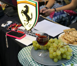 Stoisko poświęcone Włochom z potrawami, winogronami i motywem Ferrari.