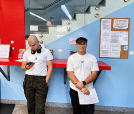 Pracownik punktu krwiodawstwa prezentuje uczniowi wyposażenie zaplecza medycznego