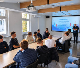 Uczniowie ZSŁ podczas spotkania edukacyjnego prowadzonego w punkcie krwiodawstwa