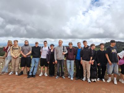 Grupa uczestników Erasmus+ pozuje do wspólnego zdjęcia podczas wycieczki do Sintry.