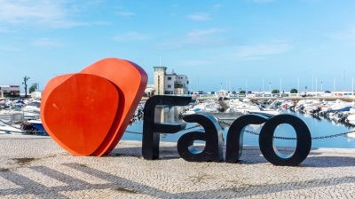 Widok charakterystycznego napisu Faro przy marinie, ilustrujący mobilność Erasmus+ w Portugalii.