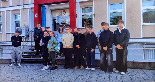 Grupa uczniów ZSŁ przed budynkiem punktu krwiodawstwa podczas szkolnej akcji krwiodawstwa