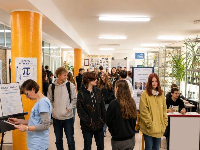 Kandydaci wchodzą do budynku ZSŁ podczas wydarzenia rekrutacyjnego.