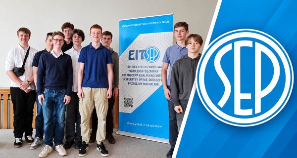 Grupa uczniów ZSŁ stojąca obok roll-upu Stowarzyszenia Elektryków Polskich i logo SEP