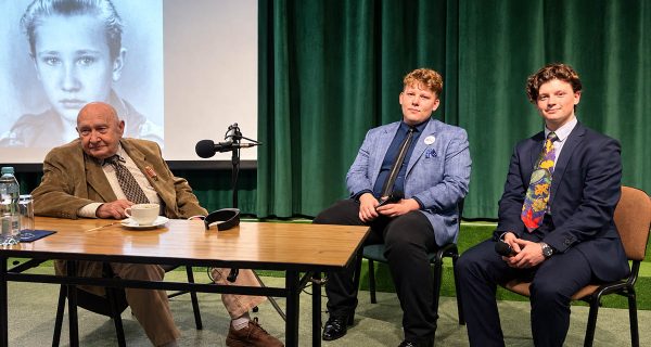 Świadek historii rozmawia z uczniami ZSŁ podczas spotkania z członkami samorządu