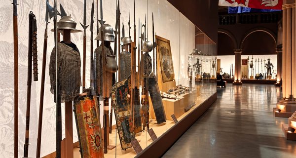 Ekspozycja broni i umundurowania na wystawie „1000 lat oręża polskiego” w Muzeum Wojska Polskiego