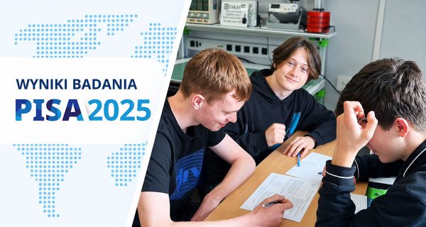 Grafika „Wyniki badania PISA 2025” z uczniami ZSŁ pracującymi nad zadaniami przy stole