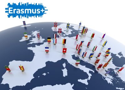 Grafika Erasmus+ z mapą Europy i symbolami krajów przy informacji o praktykach w Porto.